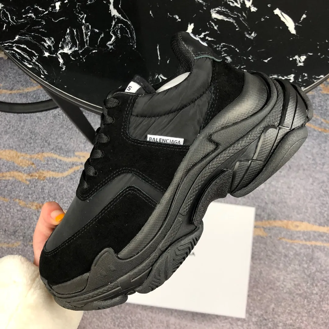👟👟Ex-factory price 800👟👟 Balenciaga second generation 17 colors🖤 Balenciaga Triple-s Balenciaga-dad shoes. The world’s most popular retro jogging shoes 🔥. 🔺Retro distressed craftsmanship ~ original combination sole, heavy craftsmanship, not a low-end 2-layer combination sole! The upper is made of imported parachute cloth spliced ​​with nubuck matte, priced at 24 yuan per foot, which is different from the ordinary canvas on the market! The back is covered with cowhide high-frequency embossing! ⚠️When purchasing authentic products at the counter, I specifically asked the clerk about the materials. Size: 35-41 yards, men’s size 39-45, matching cloth bag, shoelaces, complete certificate of certification/men’s model will be notified later.